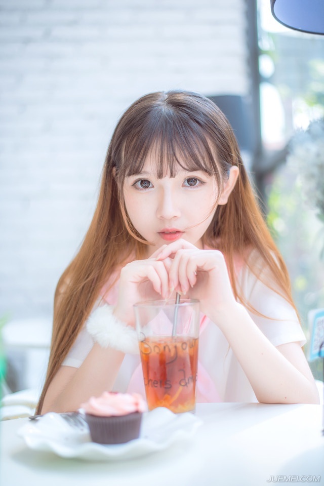 “船！”吕蒙厉喝一声，早有人将一艘小船推过来，吕蒙纵身跳上小船，一把抢过士卒手中的船桨，牟足了力气滑动小船，小船如同离弦之箭一般，很快便来到楼船旁边，也顾不得小船撞击在楼船之上产生的晃动，吕蒙连滚带爬的纵身一跃，跳上了楼船，入眼处，只见几名战士跪倒在一副担架旁边，撕心裂肺的哭泣着。